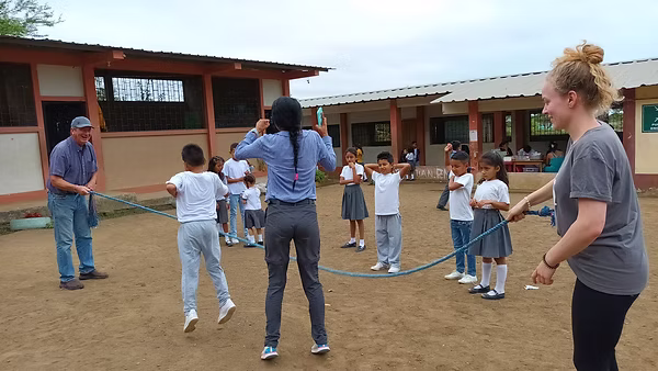 niños divertiendose saltando